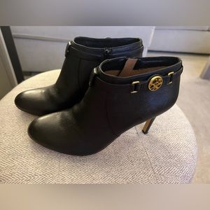 Black women’s COACH heeled booties—size 9